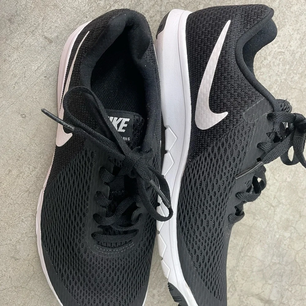 Nike Women's Black Flex Experience RN 6 Size 6.5 - Picture 2 of 8